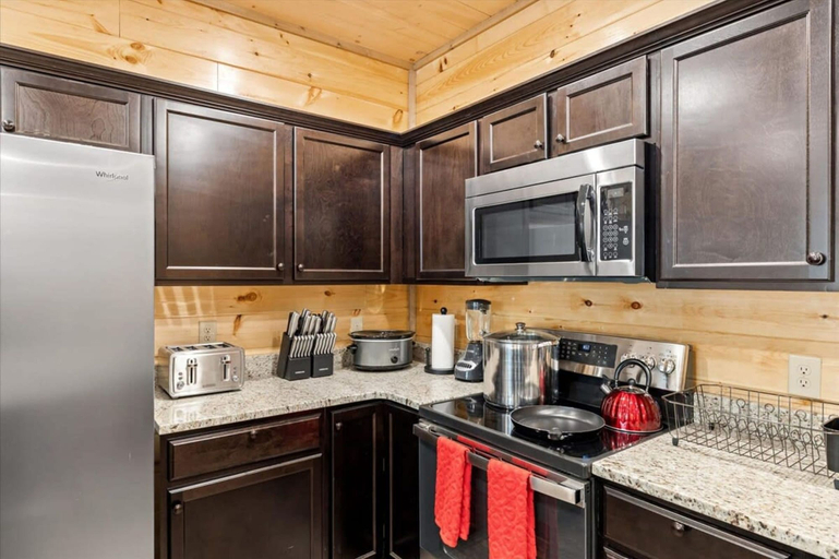 Room 4, NEW - 1 Location Cabin Pool Hot Tub Arcade HL, Sevier