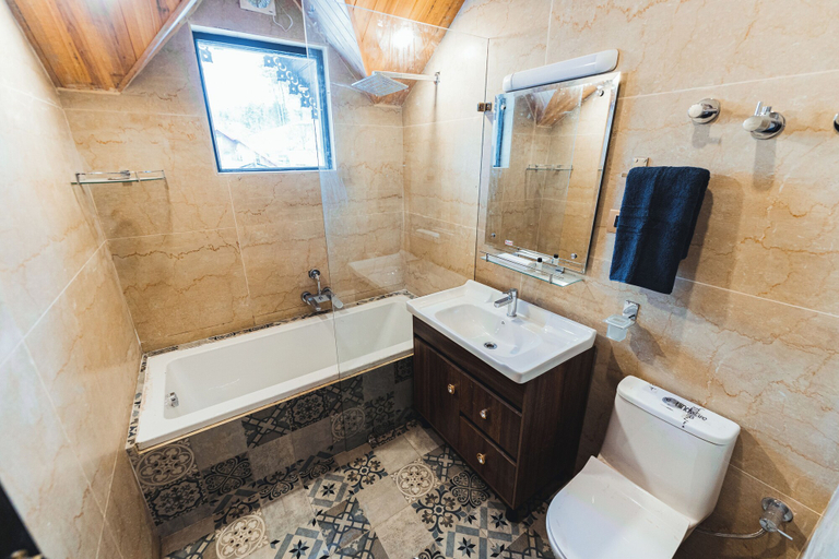 Bathroom 3, Chinar Wood Cottage, Baramulla
