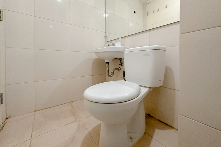 Bathroom 5, Strategic Spot Studio with Mall Access at Tanglin Supermall Mansion Apartment By Travelio, Surabaya