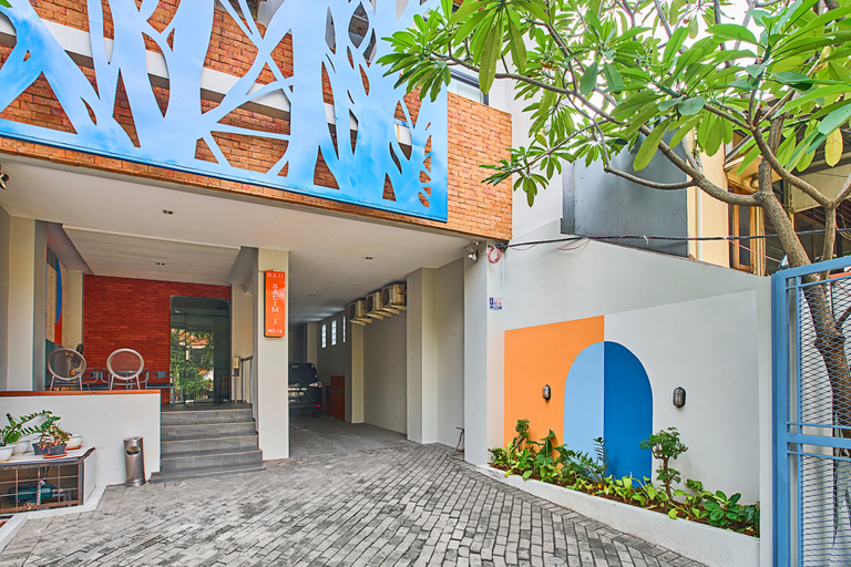 Exterior & Views