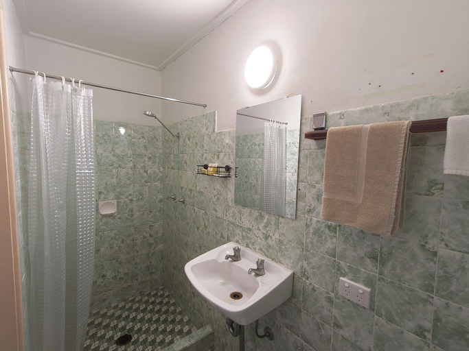 Bathroom 4, Red Chief Motel, Gunnedah