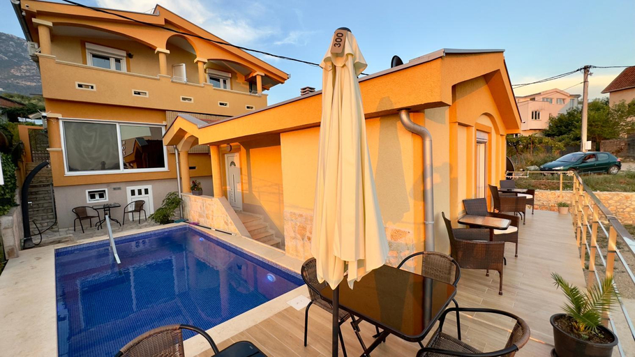 Others 5, Apartmani Carovac