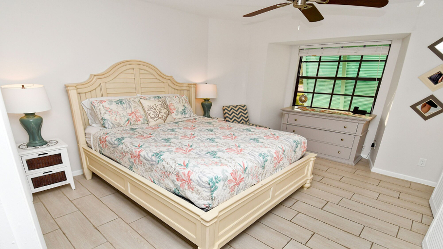 Room 3, Amazing - 4 Bed Billiard Table Luxury Canal Pool, Lee