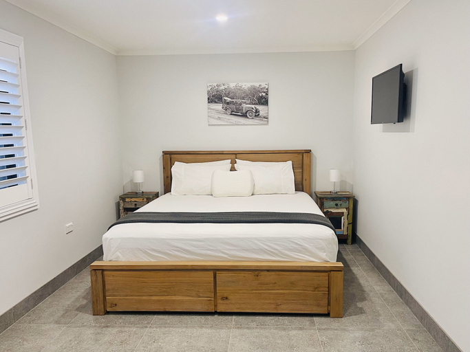 Bedroom, Cooper's Cottages, Walgett