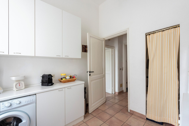 Others 5, Inviting 2-bed flat near the beach, Genova