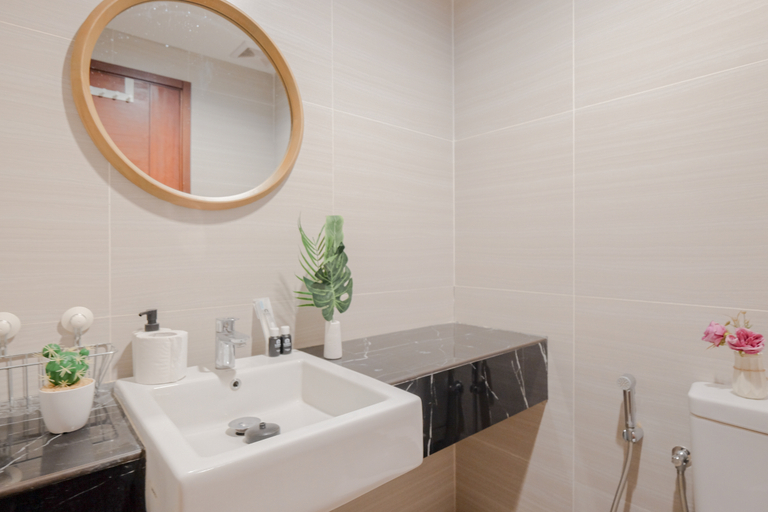 Bathroom 5, Cozy and Minimalist Studio at West Vista Apartment By Travelio, Jakarta Barat