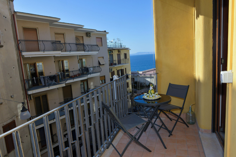Others 5, Casa Mary, Napoli
