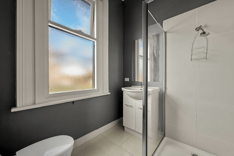 Bathroom 2, Continuum Short Stays, Melbourne