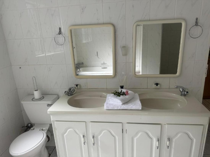 Bathroom 2, Busa House Self-Catering Unit, Ehlanzeni