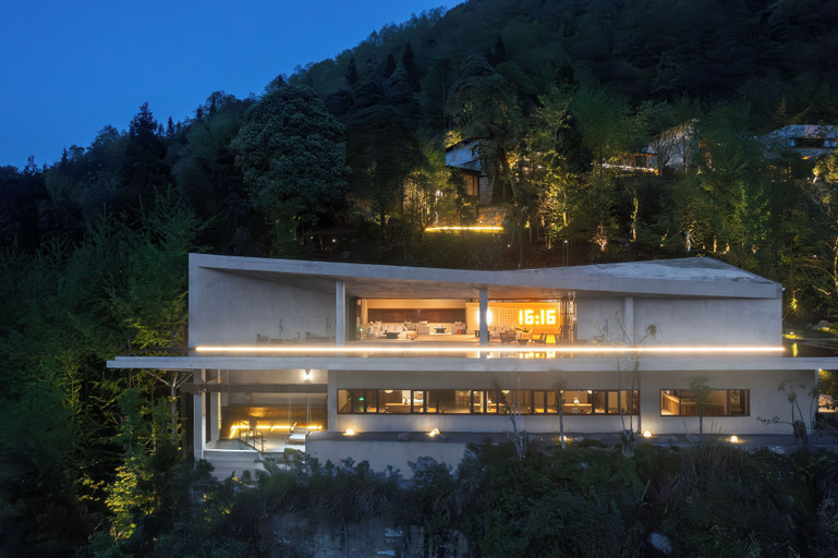 Exterior & Views