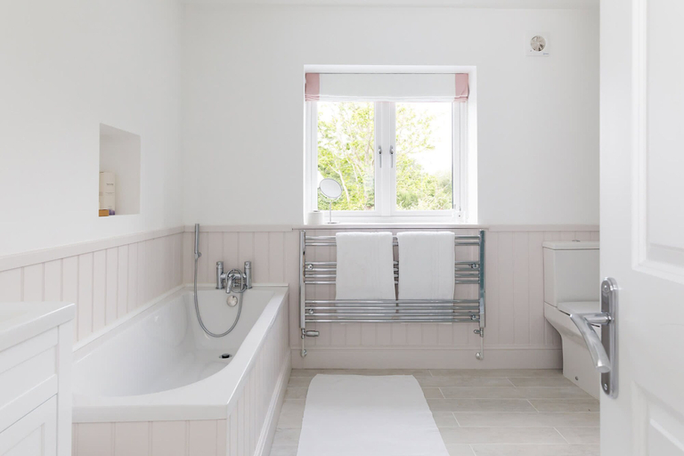 Bathroom 4, Stunning 5BR Home With Pool - 5 min to Beach, West Sussex