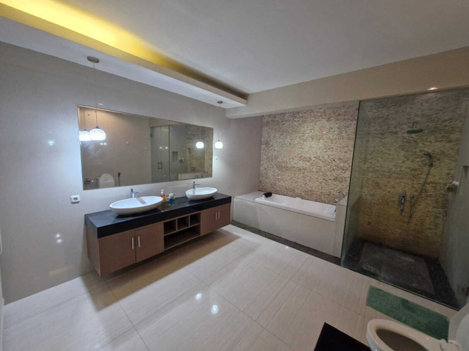 Bathroom 3, Max Guest House, Badung