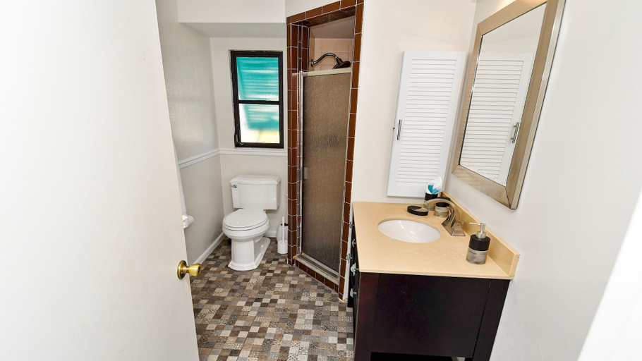 Bathroom, Amazing - 4 Bed Billiard Table Luxury Canal Pool, Lee