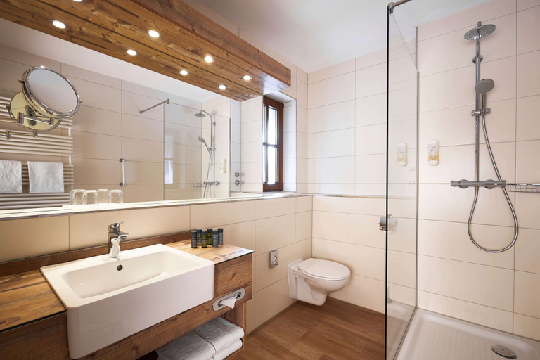 Bathroom 5, Hyperion H+ Hotel Alpina Garmisch Partenkirchen, Garmisch-Partenkirchen