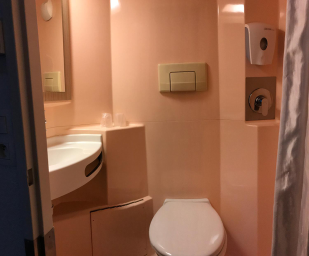 Bathroom 5, Premiere Classe Marseille Est - La Valentine, Bouches-du-Rhône