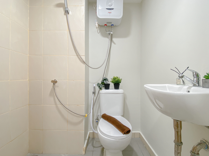 Bathroom 5, Best Deal Studio at Meikarta Apartment By Travelio, Cikarang