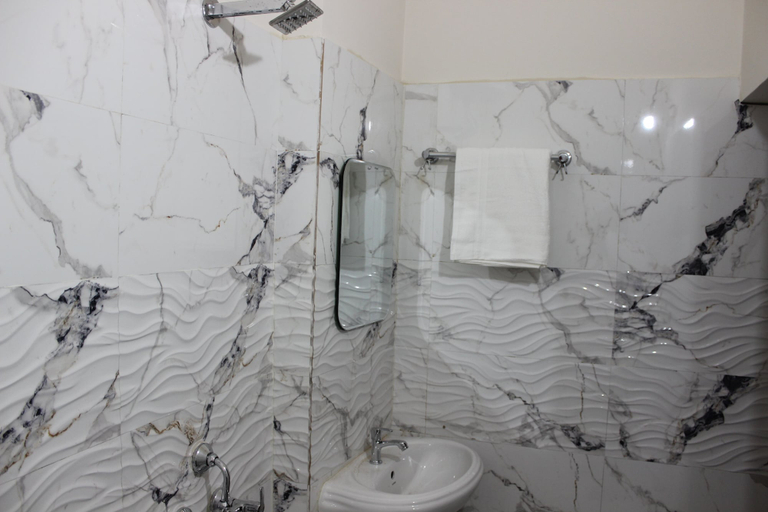 Bathroom 4, Paradise Stays, Varanasi