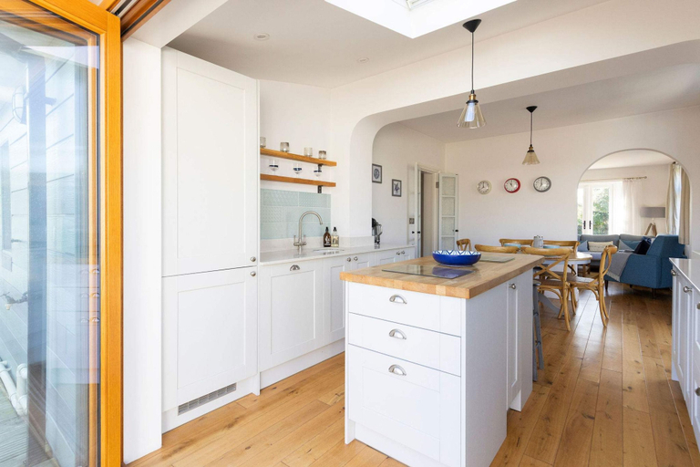 Room 4, Charming Seaside Cottage - 5-min Walk to Beach, West Sussex