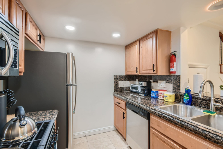 Private kitchen, Stylish- Multi-level- Patio- Games - Fast Wifi-cm3, Orange