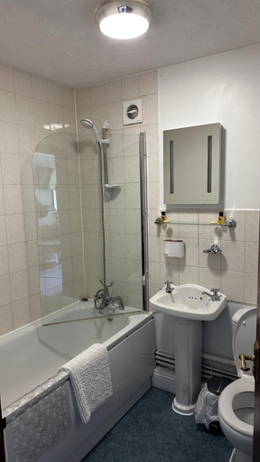 Others 4, Farmhouse Inn, Essex