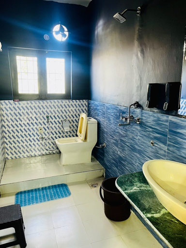 Bathroom, The Golden Leaves Cafe And Cottages, Champawat