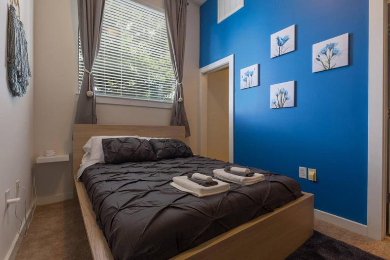 Room 2, Vibrant 2-Story Apartment with Apple TV, Mecklenburg