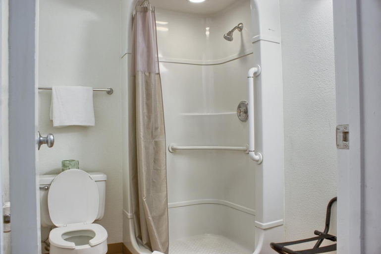 Bathroom 4, Motel 6 Seattle East Issaquah, King