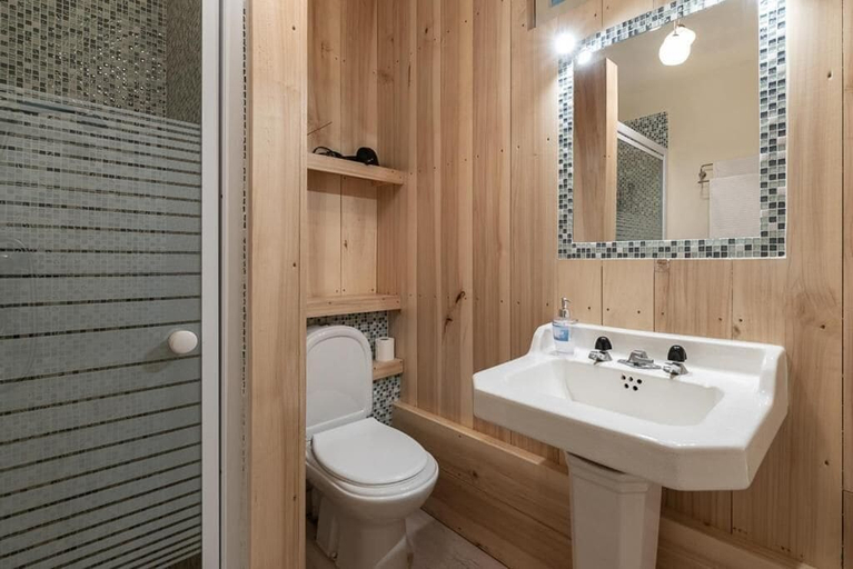 Bathroom 5, La Souliere, Aveyron