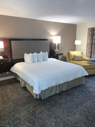 Bedroom 3, Hampton Inn & Suites Rockville Centre, Nassau