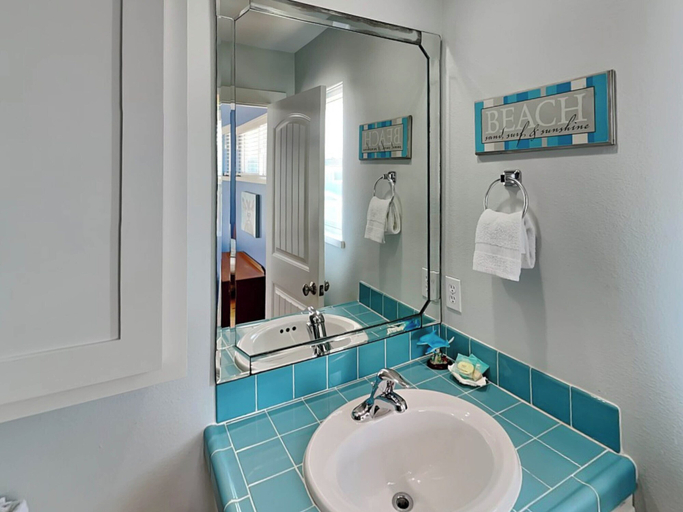 Bathroom 4, Rp14 - Cassie's Surfing Cow Cottage, Nueces