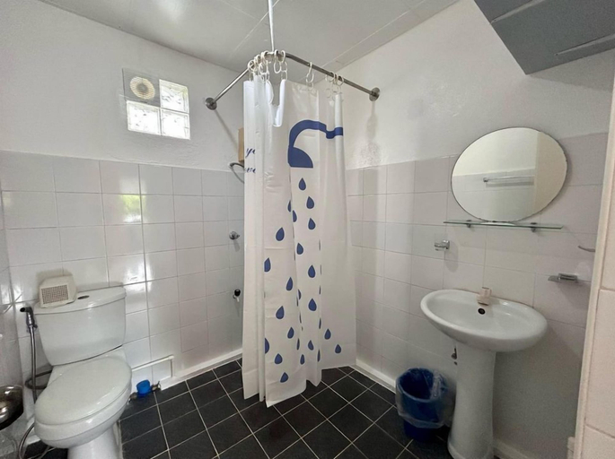 Bathroom 4, Moonlight Breeze Inn, Malay
