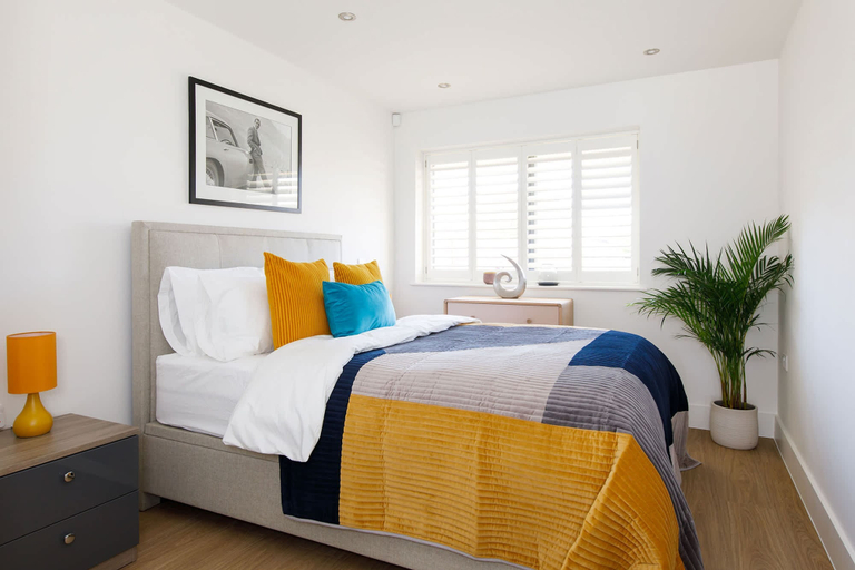 Room 5, Luxury Designer Coastal Home for 10 With hot tub, West Sussex