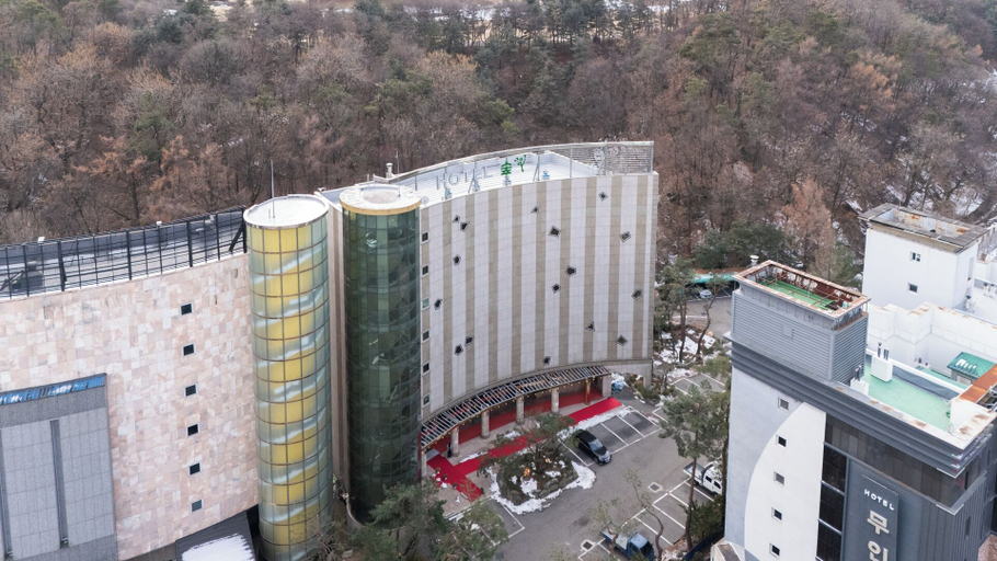 Exterior & Views