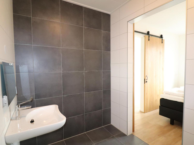 Bathroom 2, Luxury waterfront villa, Littenseradiel