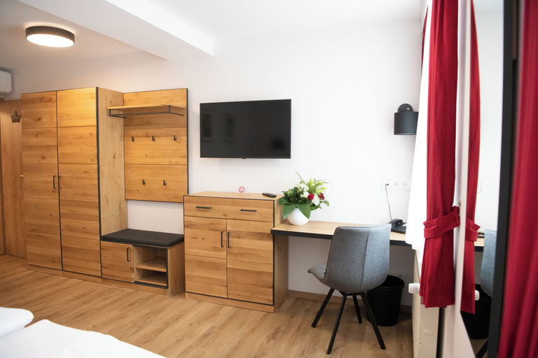 Bedroom 4, Hotel Zu den Drei Kronen, Offenbach