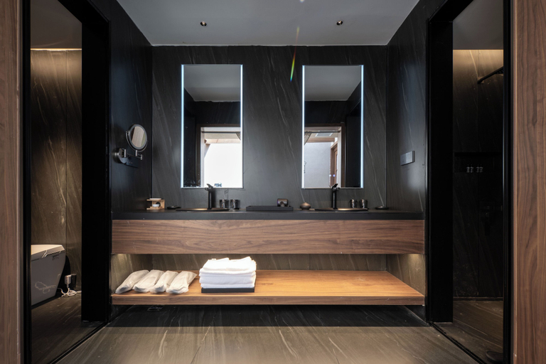 Bathroom 4, The Mountain Route, Guang'an