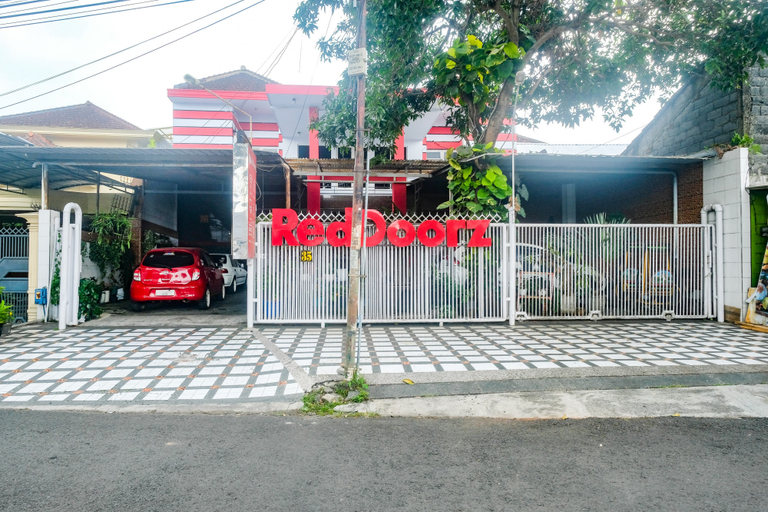 Exterior & Views 2, RedDoorz near Batik Tulis Celaket 2, Malang