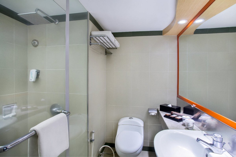 Bathroom 5, Tamarin Hotel Wahid Hasyim Jakarta manage by Vib Hospitality Management, Jakarta Pusat