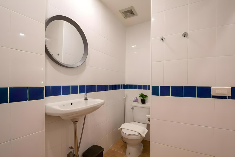 Bathroom 4, L42 Hostel, Lat Krabang