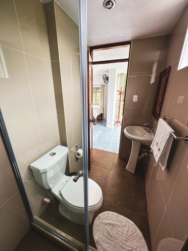 Bathroom, Albergue Gstir, Oxapampa