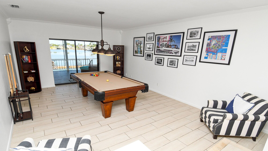 Billiards, Amazing - 4 Bed Billiard Table Luxury Canal Pool, Lee
