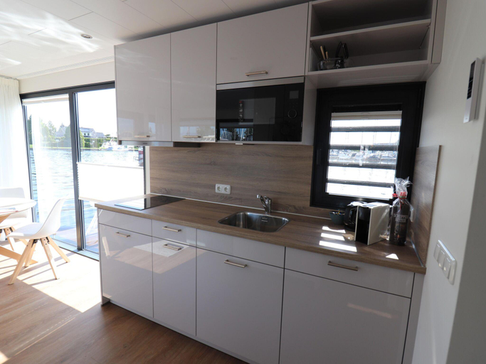 Others 4, Houseboat in Lemmer with Harbor Views, Lemsterland