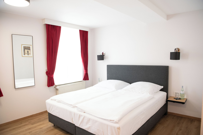 Bedroom 3, Hotel Zu den Drei Kronen, Offenbach