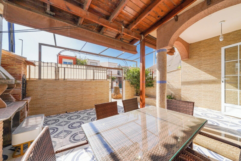 Outdoor dining 5, 4-bed Villa, Sleeps 8, Pets Ok & 10 min to Beach, Murcia