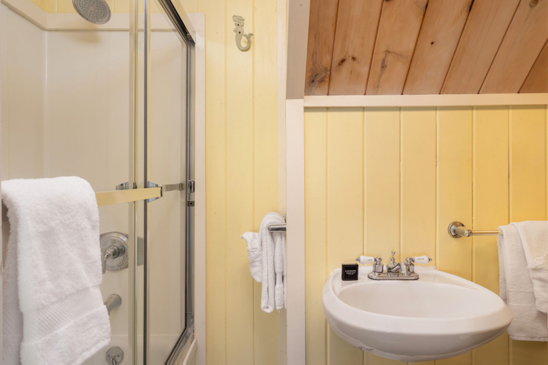 Bathroom 4, Spruce Point Inn, Lincoln