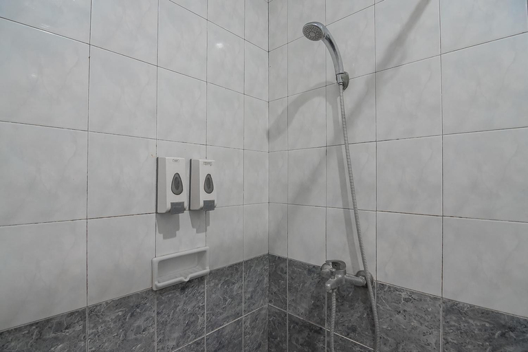 Bathroom 4, RedDoorz @ Amellia Pasteur Bandung, Bandung