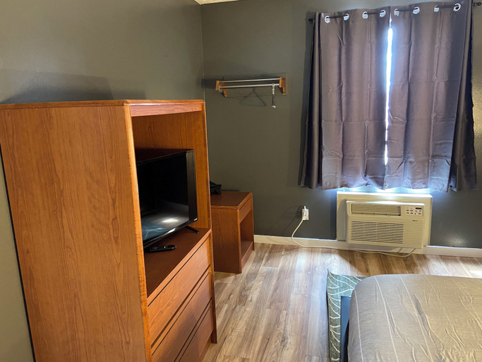 Bedroom 2, Coyote East Motel, Lincoln