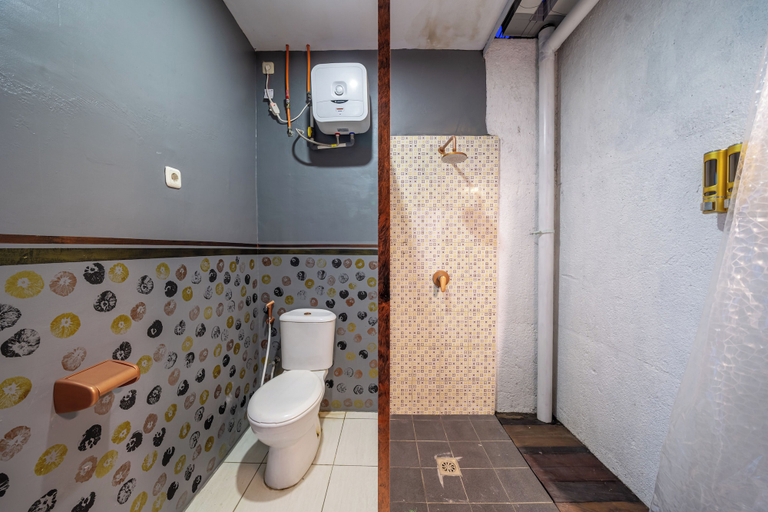 Bathroom 4, Senyum Bali inn, Denpasar
