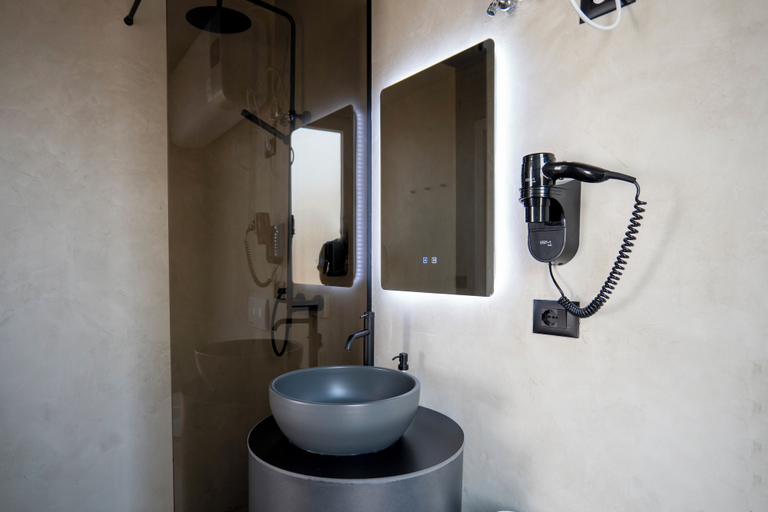 Bathroom 3, Muz Studios, Tiranës