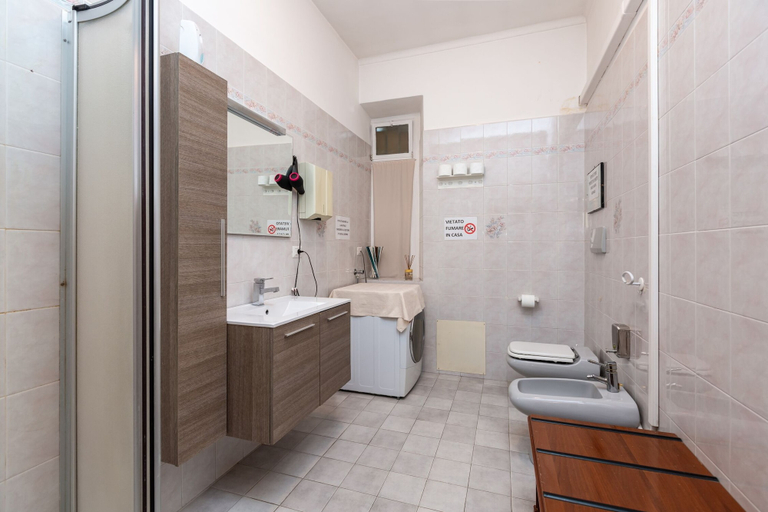 Bathroom 5, Grotta di Rita, Torino